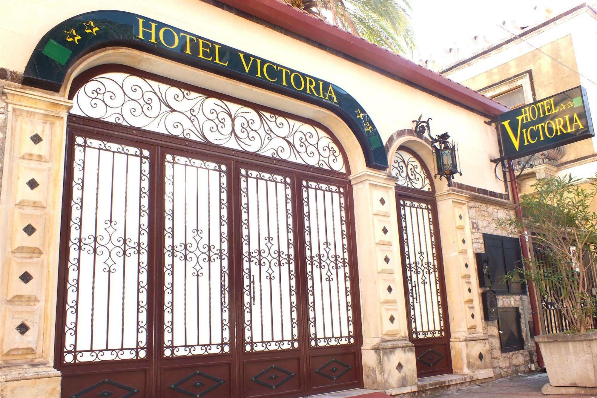 Victoria Hotel 3*