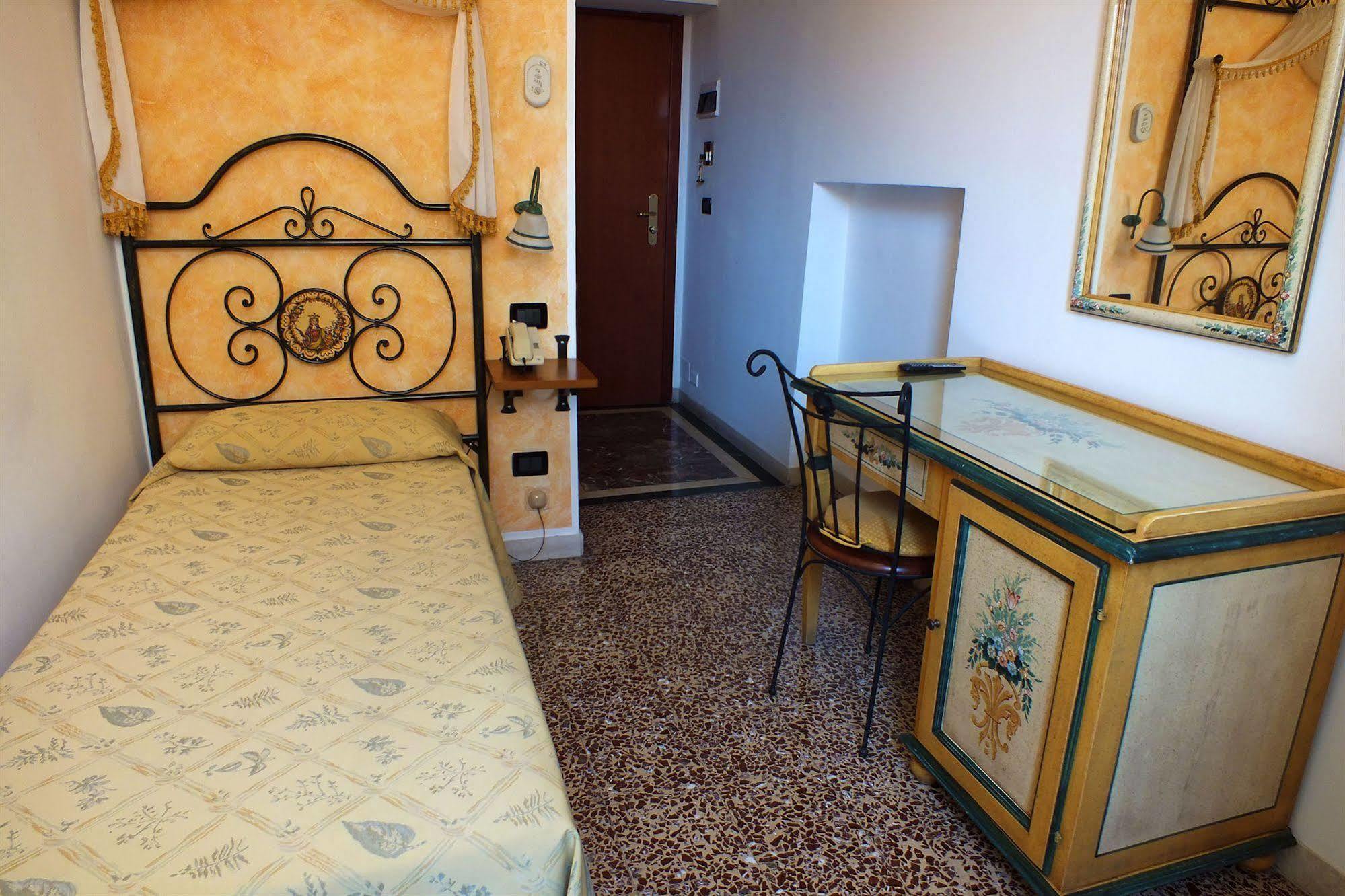 Victoria Hotel 3*